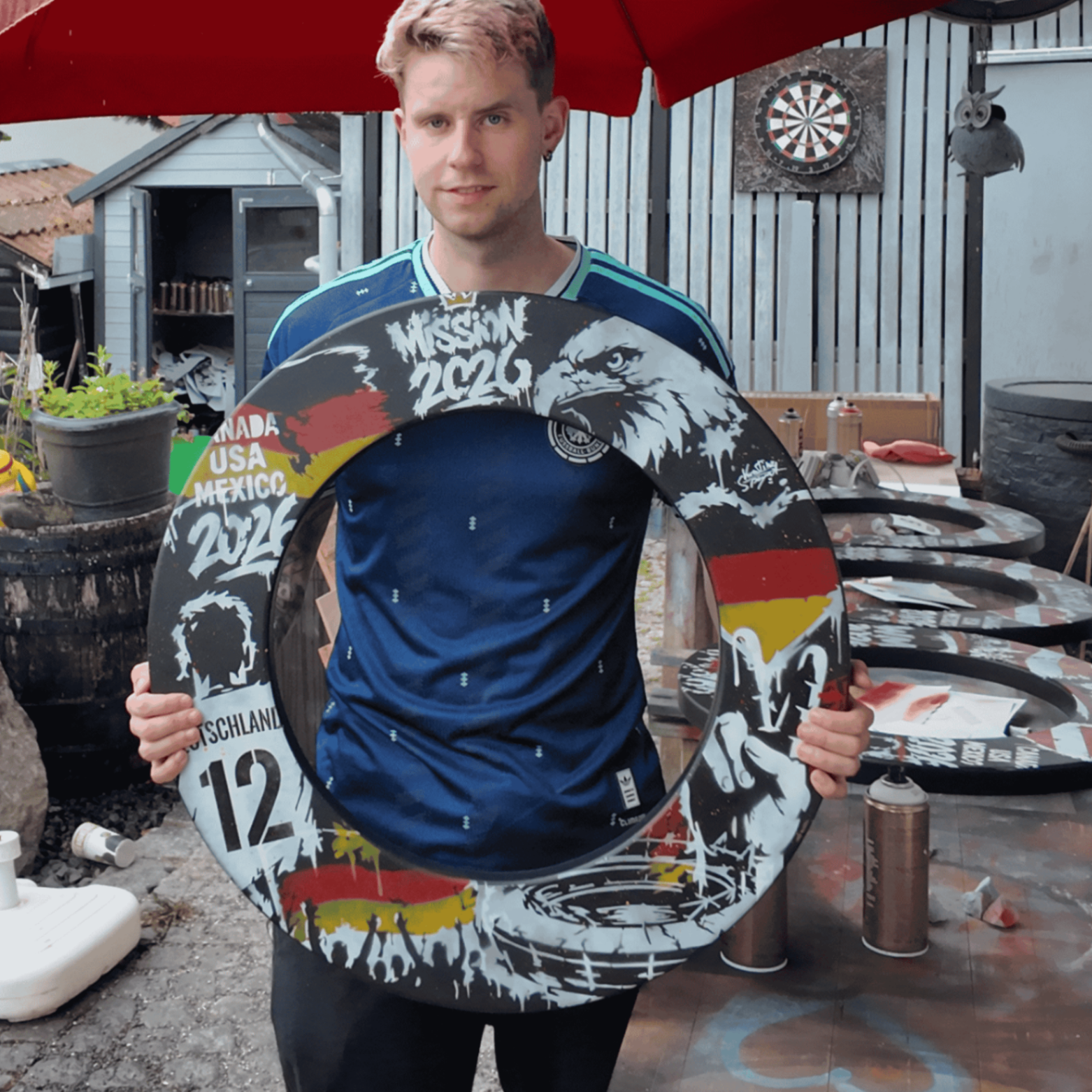 Timo bei der Arbeit am Dart-Surround